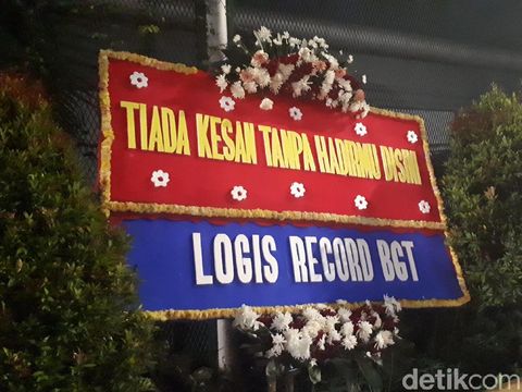 Ahmad Dhani, Kamu Dapat Karangan Bunga Lagi Nih!