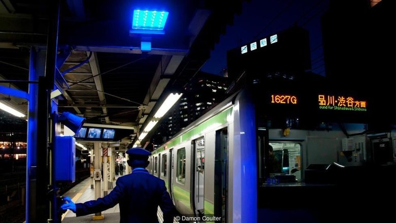 Lampu biru stasiun di Jepang (BBC Future) Lampu biru stasiun di Jepang (BBC Future)