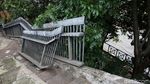 Uji Nyali Melintasi JPO Rusak di Terminal Kampung Rambutan