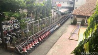 Begini penampakan deretan motor yang diatur Pak Slamet sesuai warna dan merk. Rapi banget ya!