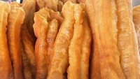 Yang satu ini banyak penggemarnya. Sedikit liat tetapi renyah gurih, cakue makin enak dicelup saus yang pedas asam. Foto: Instagram @xideli_id