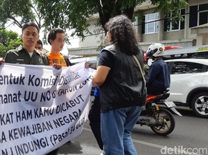 Penyandang Disabilitas di Bandung Aksi Jalan Mundur 4 Kilometer