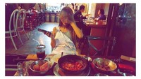 Hidangan khas Korea dengan minuman dingin, jadi menu makan malam yang meriah untuk Hyolyn yang memang hobi kulineran. Foto: Instagram @xhyolynx