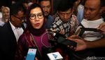 Gaya Serba Ungu Eks Dirut Pertamina Saat Jalani Sidang Perdana