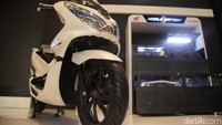 Honda PCX Elektrik menggunakan sumber tenaga dari motor elektrik. Sebagai sumber penggeraknya digunakan baterai bertenaga maksimum 4,2 kW bertenaga 5,7 PS pada 5.500 rpm dengan torsi maksimum 18 Nm pada 500 rpm.