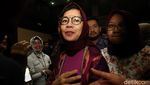 Gaya Serba Ungu Eks Dirut Pertamina Saat Jalani Sidang Perdana
