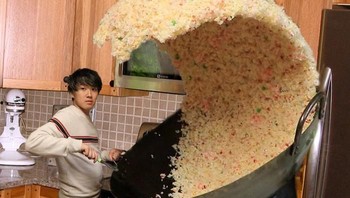Seorang kemudian mengunggah fotonya ke internet. Netizen pun langsung usil mengedit foto tersebut. Foto: Bored Panda