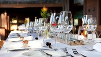 Ditambah, sajian makanan yang lezat dan glamor (Makepeace/Sunset Coast Tourism)