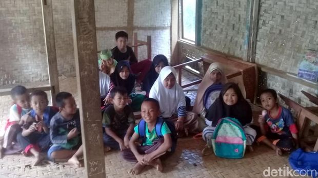Dinding Jebol Lantai Bilik, Madrasah di Sukabumi Ini Memprihatinkan