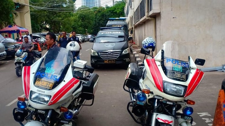 Ratna Sarumpaet Dicek Kesehatan Sebelum Diserahkan ke Kejati Ratna Sarumpaet Dicek Kesehatan Sebelum Diserahkan ke Kejati
