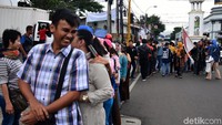 Koordinator aksi Karisma Nurhakim menyatakan, aksi ini digelar sebagai ungkapan kekecewaan kepada pemerintah yang terkesan tidak memberi perlindungan kepada penyandang disabilitas.