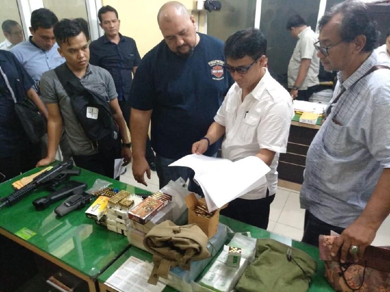 Geledah Rumah Adik Wagub Sumut, Polisi Temukan Senpi dan Amunisi Geledah Rumah Adik Wagub Sumut, Polisi Temukan Senpi dan Amunisi