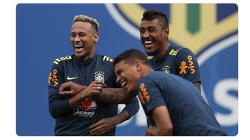 Ada yang bilang Sarri ibaratnya Moyes ber-shisha. Foto tiga pemain Brasil ini pun dicomot untuk pelengkap ledekan itu. (Foto: Internet/Twitter)