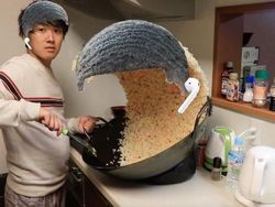 Kocak! Pria Masak Nasi Goreng Jadi Korban Editan Photoshop