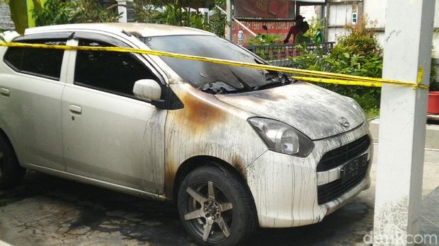 Mobil dibakar orang tak dikenal di Semarang.
