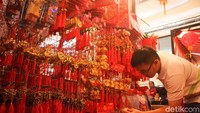 Pengunjung tengah membeli pernak-pernik Imlek.