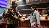 Menteri Luar Negeri Retno Marsudi menyalami Ketua Komisi I, Abdul Kharis Almasyhari.
