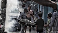 Petugas menyisir area untuk melakukan fogging di kawasan pemukiman warga.