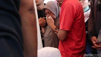 Keluarga dan rekan-rekannya juga larut dalam kesedihan kala melepas sosok Saphira.