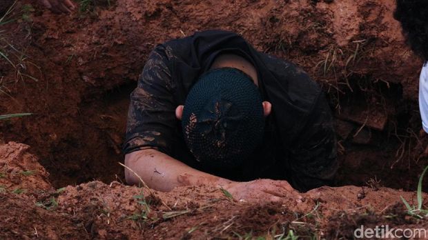 Tangis Suami Pecah saat Azankan Jenazah Saphira Indah