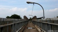 Selain rusak, JPO di sekitar area transportasi publik itu tampak tak terawat dan dipenuhi coretan di sisi pagar pembatas.