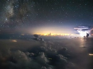 Pilot Pemotret Badai dari Kokpit Pesawat, Ngeri atau Takjub?