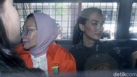 Atiqah Hasiholan mendampingi sang ibu, Ratna Sarumpaet ke Kejaksaan Negeri Jakarta Selatan pekan lalu. Foto: Lamhot Aritonang/detikFoto