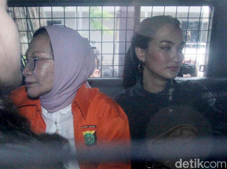 Desak-desakan, Atiqah Hasiholan Temani Ratna Sarumpaet ke Kejari