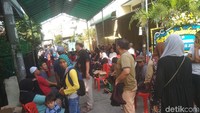 Saphira Indah disemayamkan di kawasan Jakarta Utara. Foto: Suasana Duka di Rumah Saphira Indah (Hanif/detikHOT)