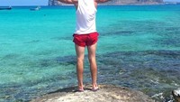 Piatek tampaknya suka liburan ke pantai. Ini saat dia berpose di Pulau Kreta, salah satu pulau cantik di Yunani (Instagram/pjona_9)