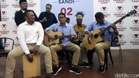 Sandiaga Uno menyanyikan lagu Hadapi dengan Senyuman sambil memainkan gitar. Sandi mengatakan lagu ini dipersembahkan untuk Ahmad Dhani.