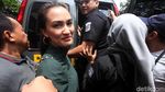 Desak-desakan, Atiqah Hasiholan Temani Ratna Sarumpaet ke Kejari