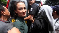 Tak ada kata yang diucapkan oleh Atiqah saat hendak masuk dalam mobil. Lamhot Aritonang/detikFoto