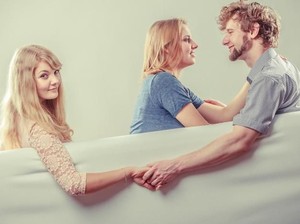 Suami Masih Berhubungan dengan Mantan, Tapi Selalu Bersikap Sayang ke Istri