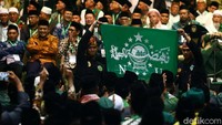 Bendera NU juga tampak dibentangkan di sela acara harlah ke-93 Nahdlatul Ulama di JCC, Jakarta.