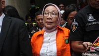 Ratna hanya menganggukkan kepalanya saat ditanya kesiapannya menghadapi proses persidangan.
