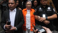 Ratna yang mengenakan baju tahanan keluar dari Rutan Polda Metro Jaya, Kamis (31/1/2019) sekitar pukul 11.00 WIB