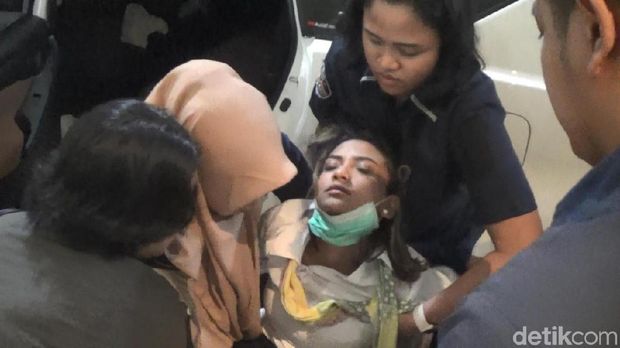 Penampakan Vanessa Angel saat Digotong ke Rumah Sakit