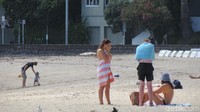 Karena hari kerja, pantai tampak sepi. Hanya ada beberapa wisatawan berjemur (Fitraya/detikTravel)