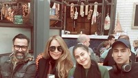 Menulis caption, Family over everything, Axel Thomas terlihat sedang berada di restoran bersama kedua orang tua dan sang adik, Valerie Thomas. Foto: Instagram@axelmatthewthomas