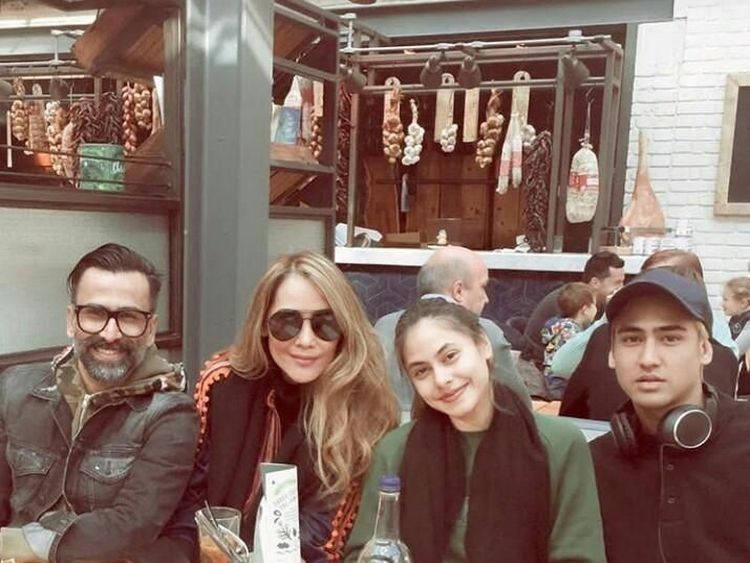Intip Pose Keren Axel Thomas Saat Makan Bareng Keluarga