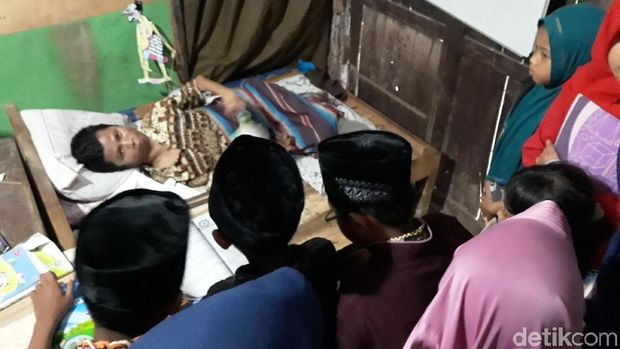 Mbah Un bersama anak-anak didiknya. 