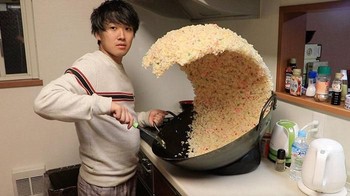 Jadi mulanya channel YouTune Mizutamari Bond mengerjai temannya  dengan patung ombak ombak nasi di wajan. Foto: Bored Panda