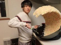 Kocak! Pria Masak Nasi Goreng Jadi Korban Editan Photoshop