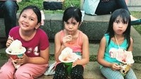 Sluurp! Ekpresi Fea saat minum es serut bareng kedua temannya terlihat manis. Es yang ia minum punya porsi yang cukup besar. Kira-kira habis oleh Fea sendiri nggak, ya? Foto: Instagram shafeea.ahmad