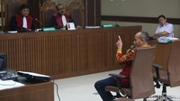 Jaman kemudian mengaku tidak tahu apa profesi Lucas. Dia beralasan baru tahu siapa Lucas setelah bosnya itu terjerat perkara di KPK.