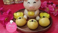 Kudapan manis ini namanya Piggy Mantau. Selain bentuk babi ada juga mantau berbentuk jeruk dan logam emas yang cocok jadi suguhan Imlek. Foto : instagram @piggylovebaking