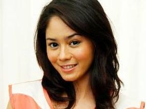 Saphira Indah si Cantik yang Melambung Lewat Eiffel, Im in Love