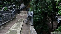 Kondisi Jakarta yang mulai sering diguyur hujan tentunya membuat area tangga JPO menjadi mudah licin dan jika pagar pembatas belum juga diperbaiki maka dapat membahayakan pengguna yang melintas di jembatan tersebut.