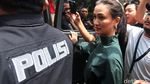 Desak-desakan, Atiqah Hasiholan Temani Ratna Sarumpaet ke Kejari